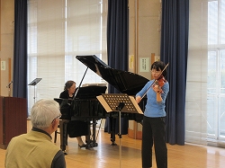 藤原さんによるヴァイオリン演奏