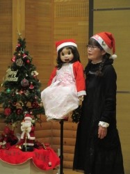 腹話術で会場を楽しませる様子