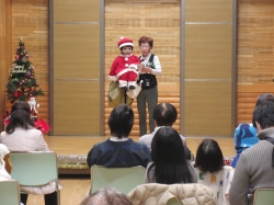 皆が腹話術を楽しむ様子