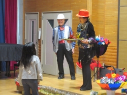 楽しそうに手品に参加する子ども