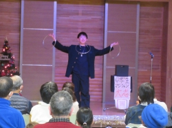 中学生マジシャンがマジックを披露する様子