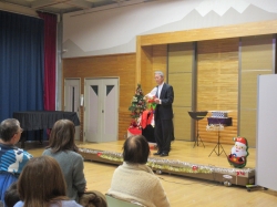 マジックで鳩を出すマジシャン