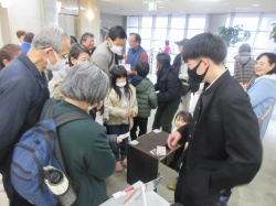 テーブルマジックに人が集まり見学している様子