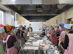 講師の説明を真剣に聞く16人の写真