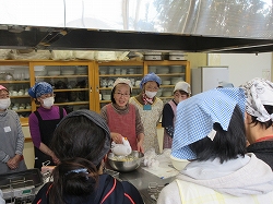 ハンドミキサーの使い方のコツを伝える講師の写真