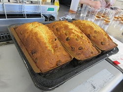 焼きあがったフルーツケーキ