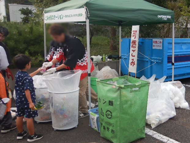 たばこ祭で分別を手伝う職員の写真