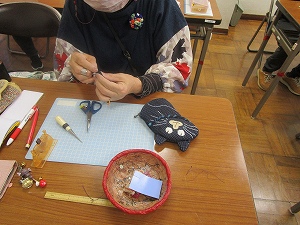 R6和布（かすり）で作る「ねこのメガネケース」3