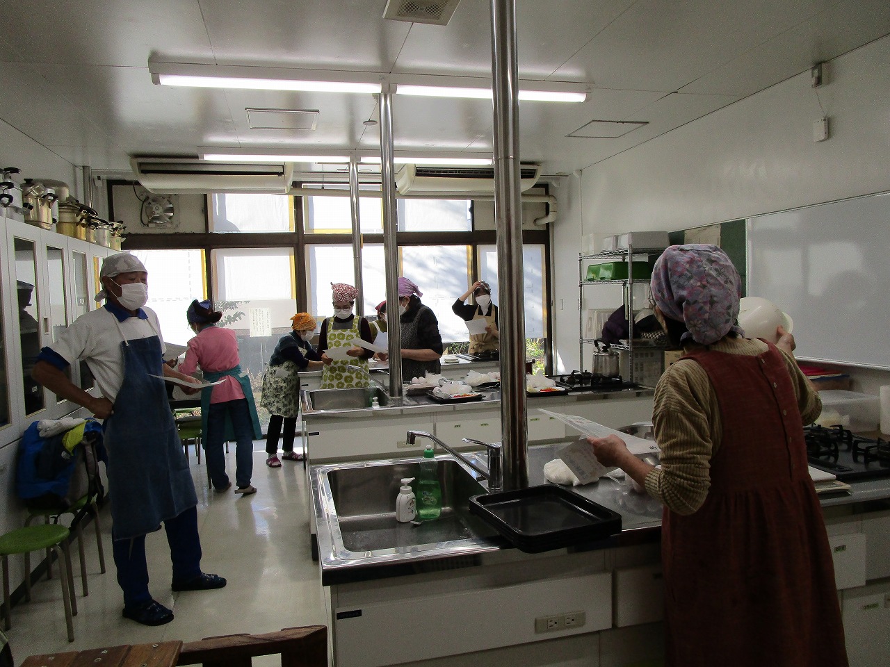 調理室にて講師が大人数人に説明している