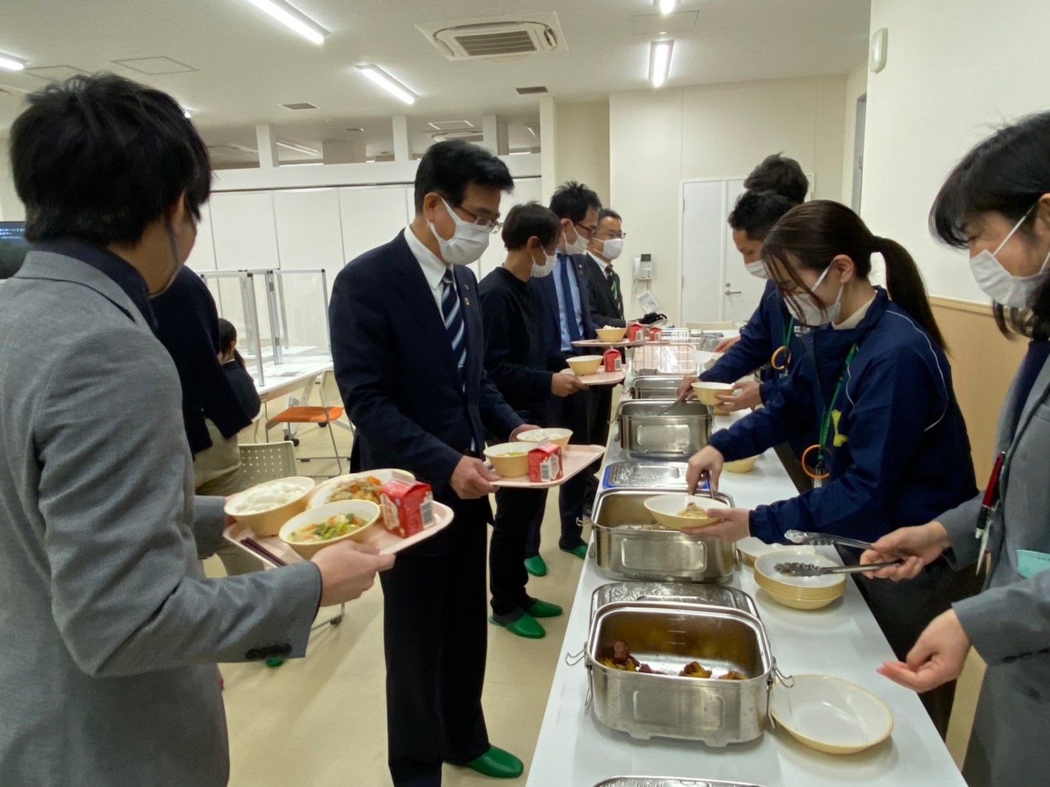 学生団体E4給食試食会写真