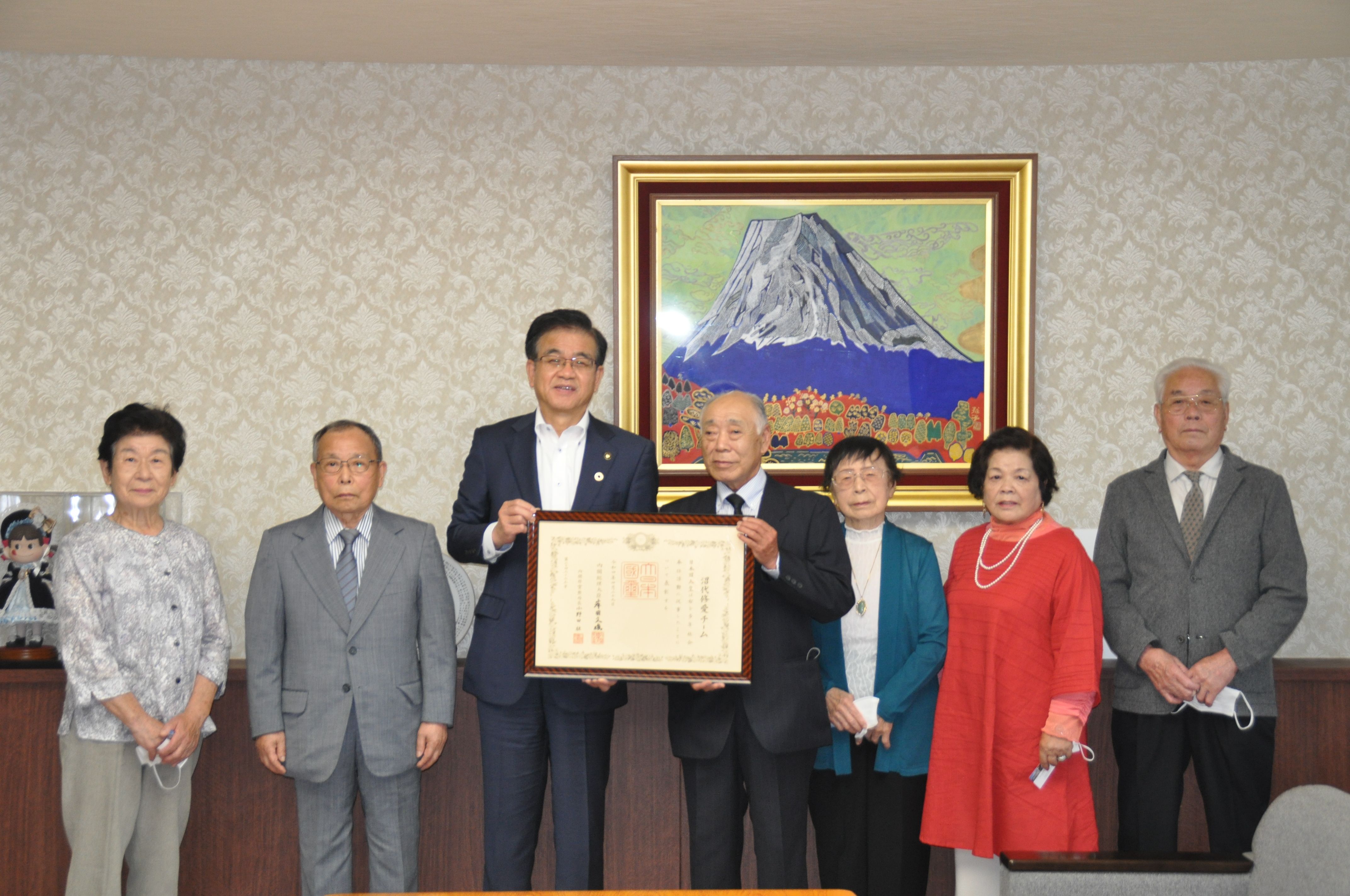 沼代修愛チームから春の褒章受章報告の写真