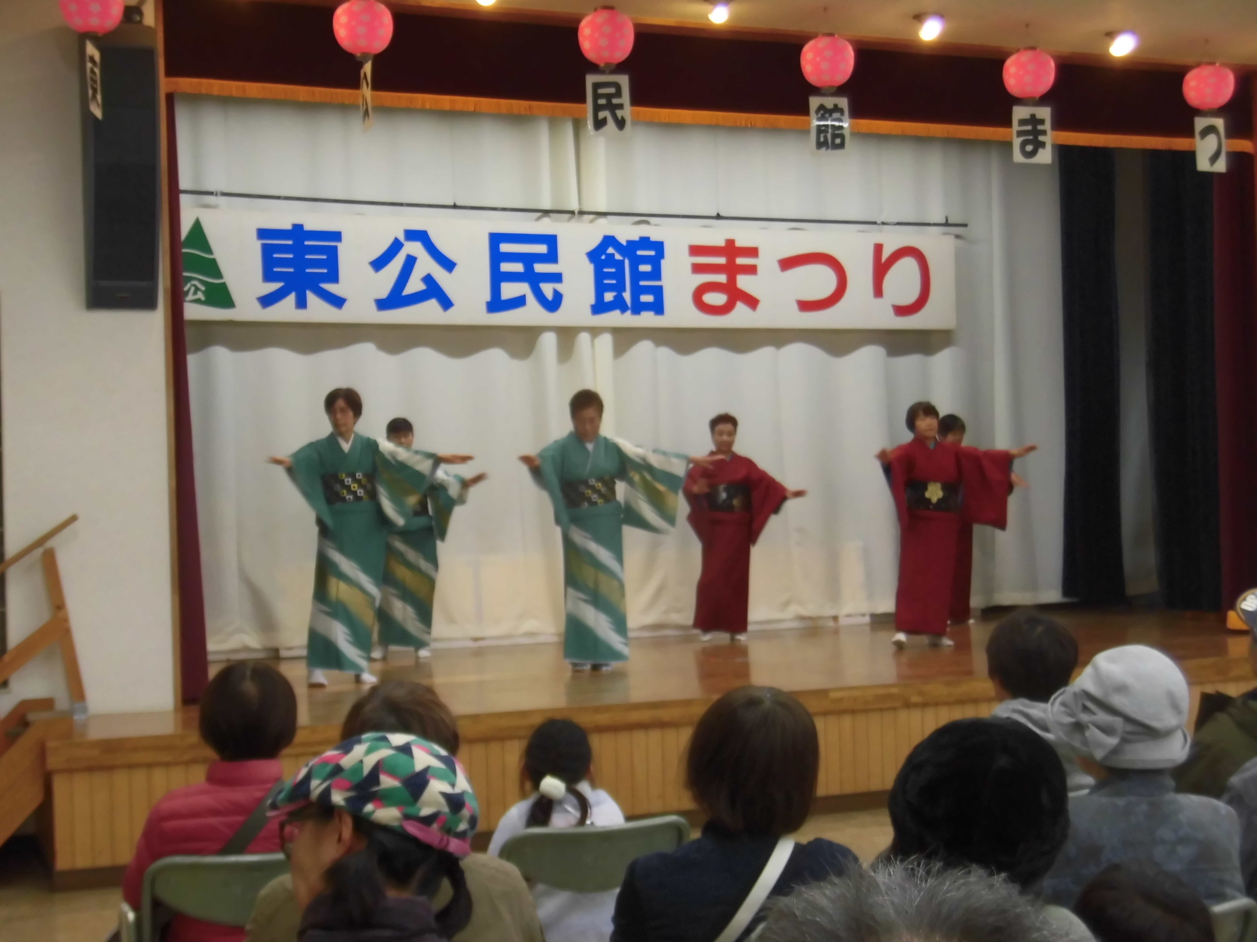 写真：東婦人会の踊り