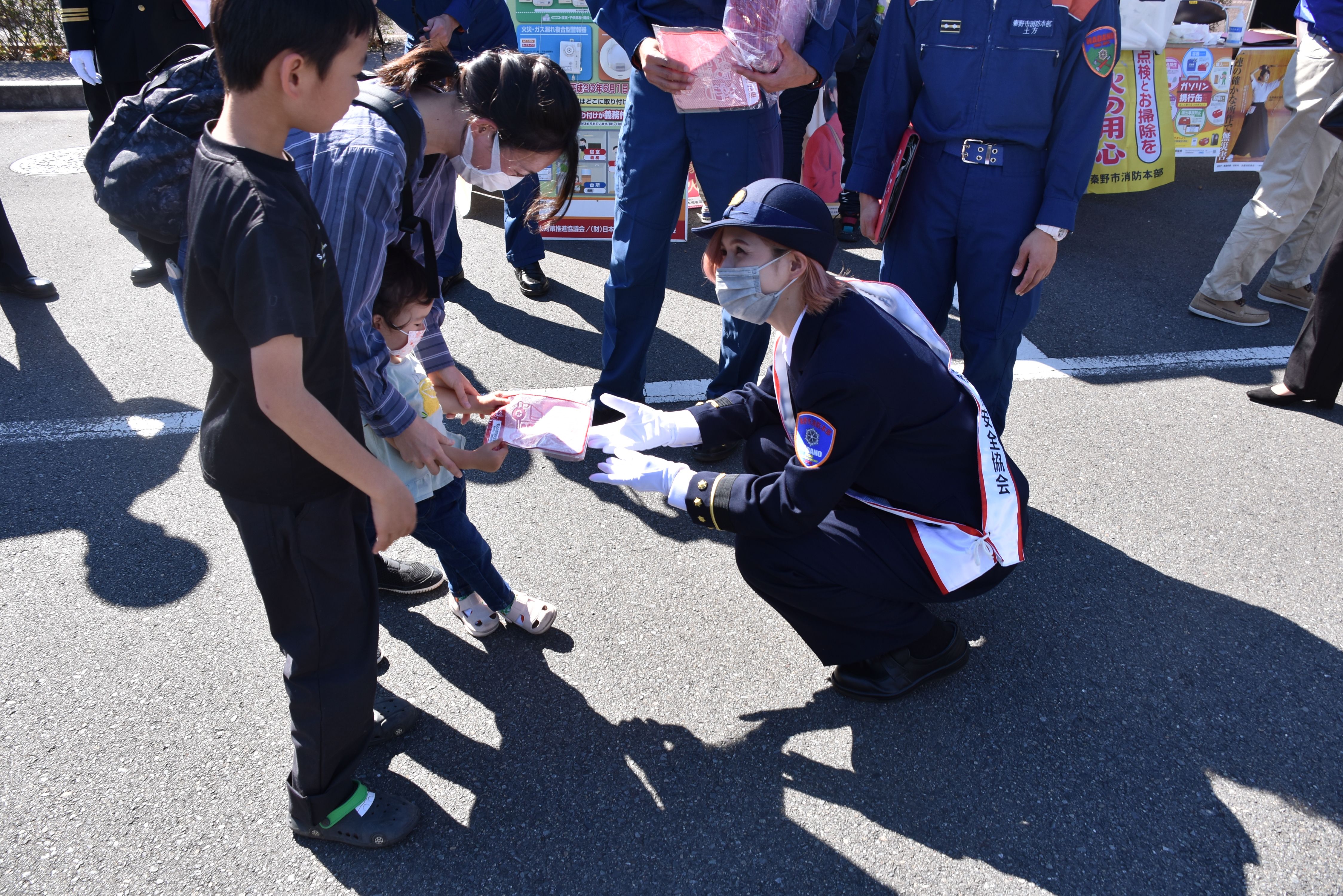 来場者に住宅防火を呼びかけている様子