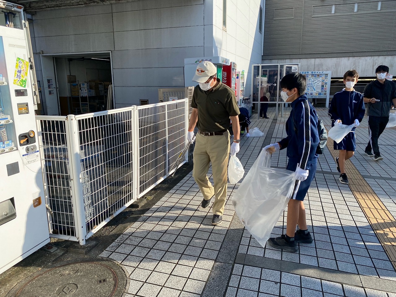 駅をみんなでピカピカ運動写真