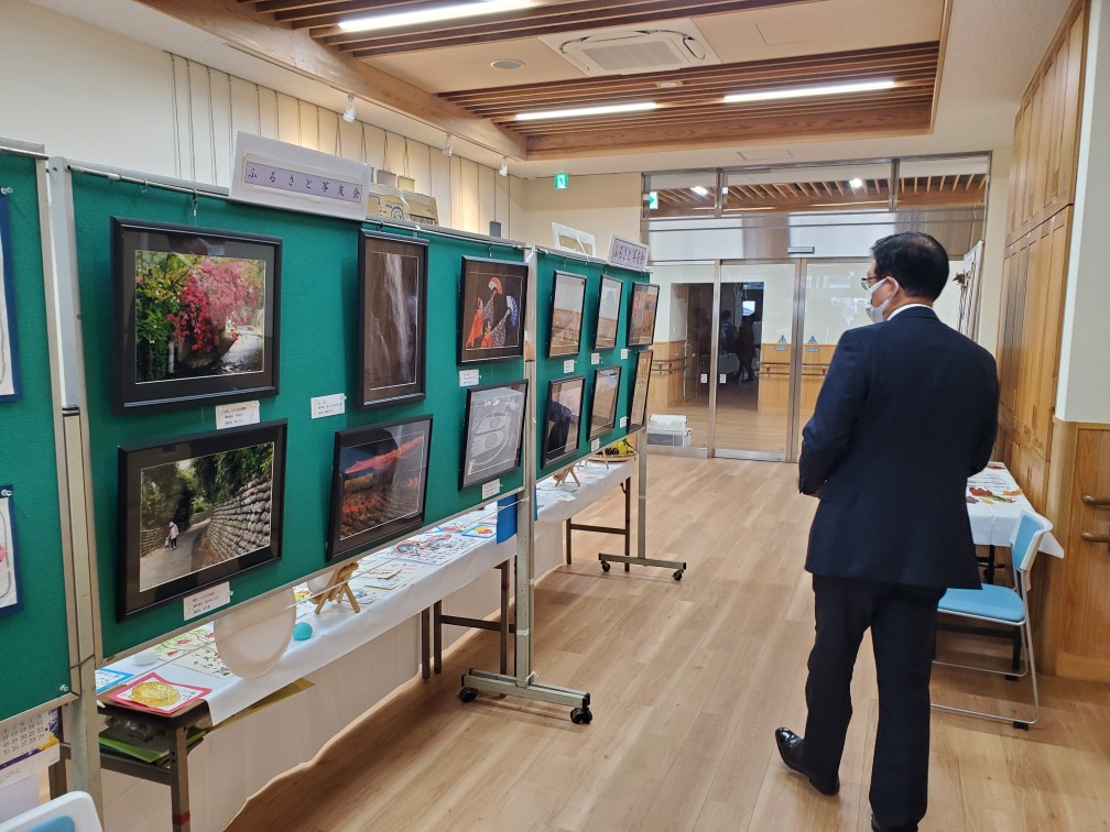 西公民館展示見学の写真