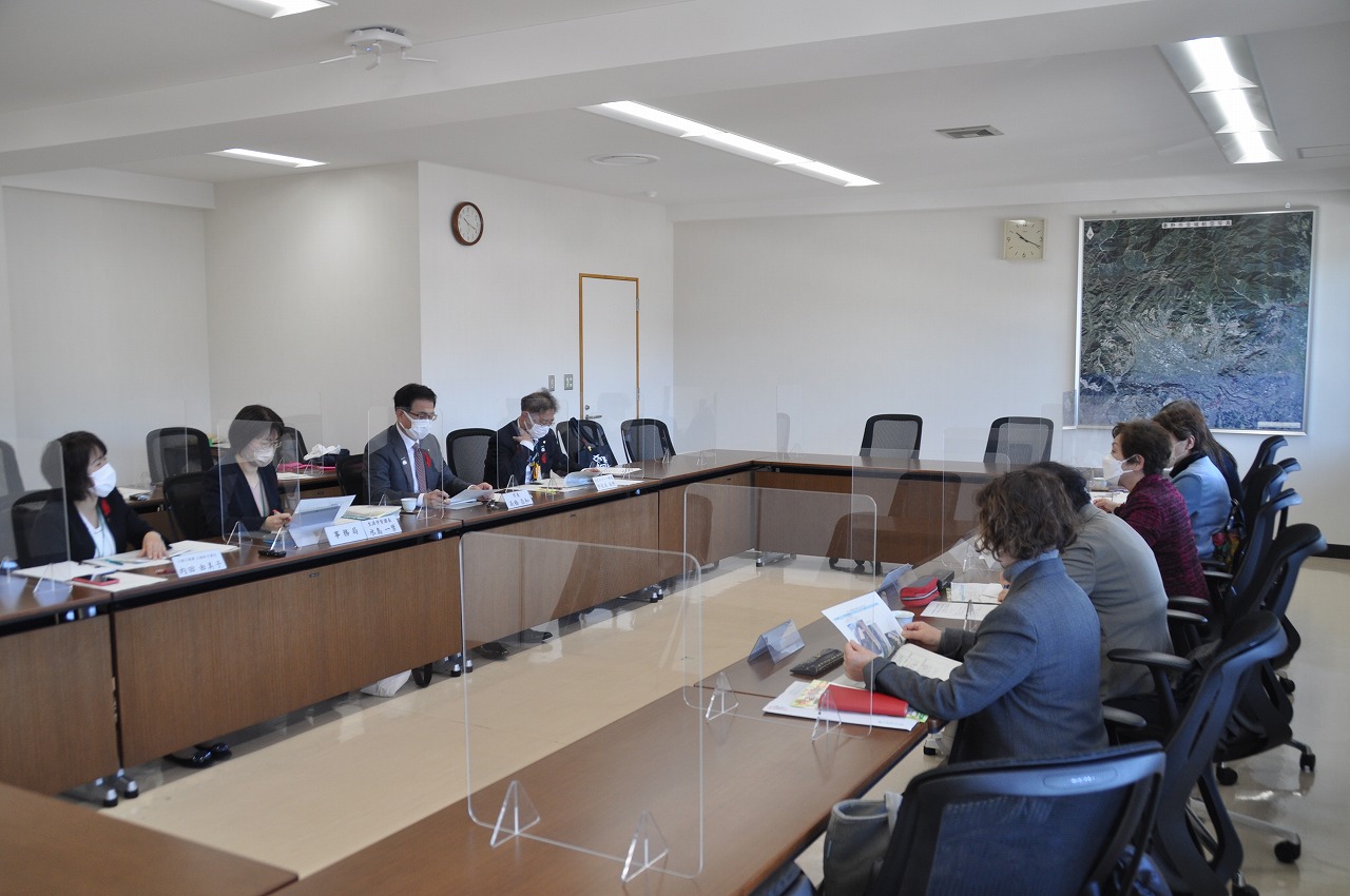 地区婦人会長との懇談会会議風景写真