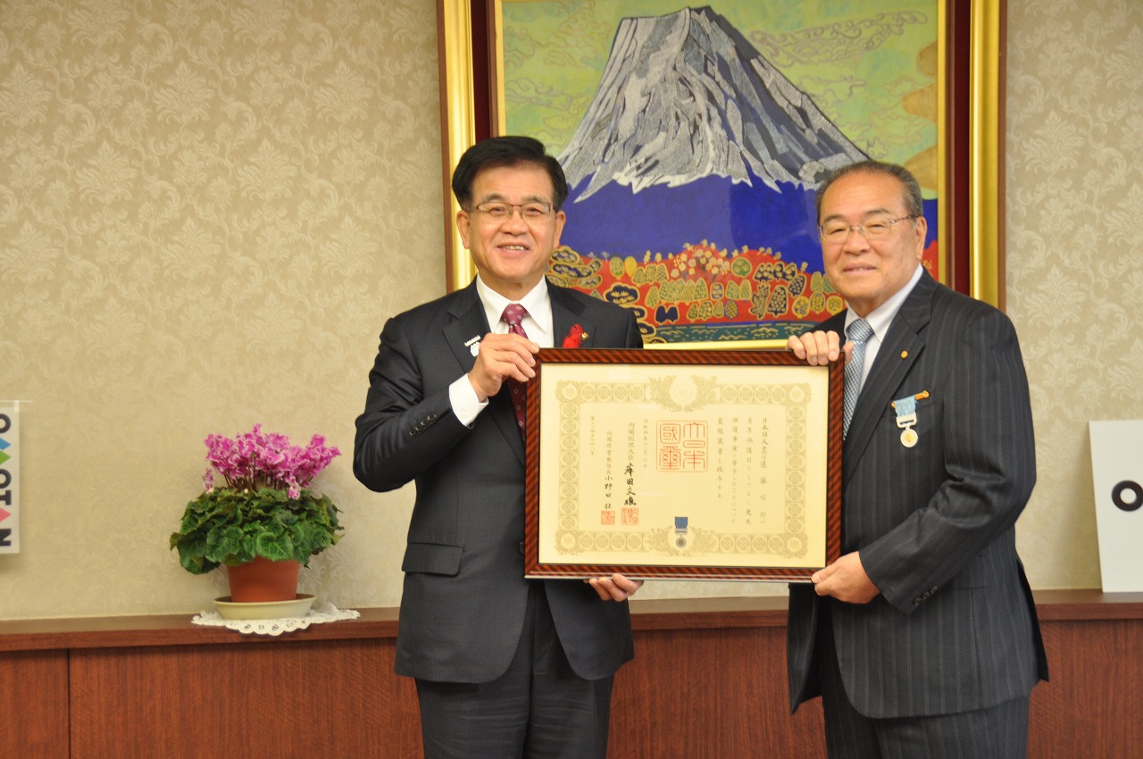 遠藤さんから藍綬褒章受章報告の写真