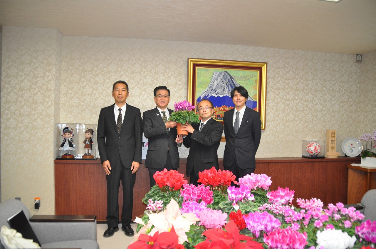 JAはだの花き部会からシクラメンの贈呈写真