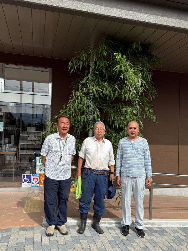 左から森谷さん関野会長鈴野館長