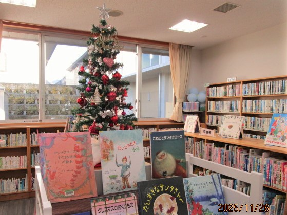 図書室のクリスマスツリー飾り