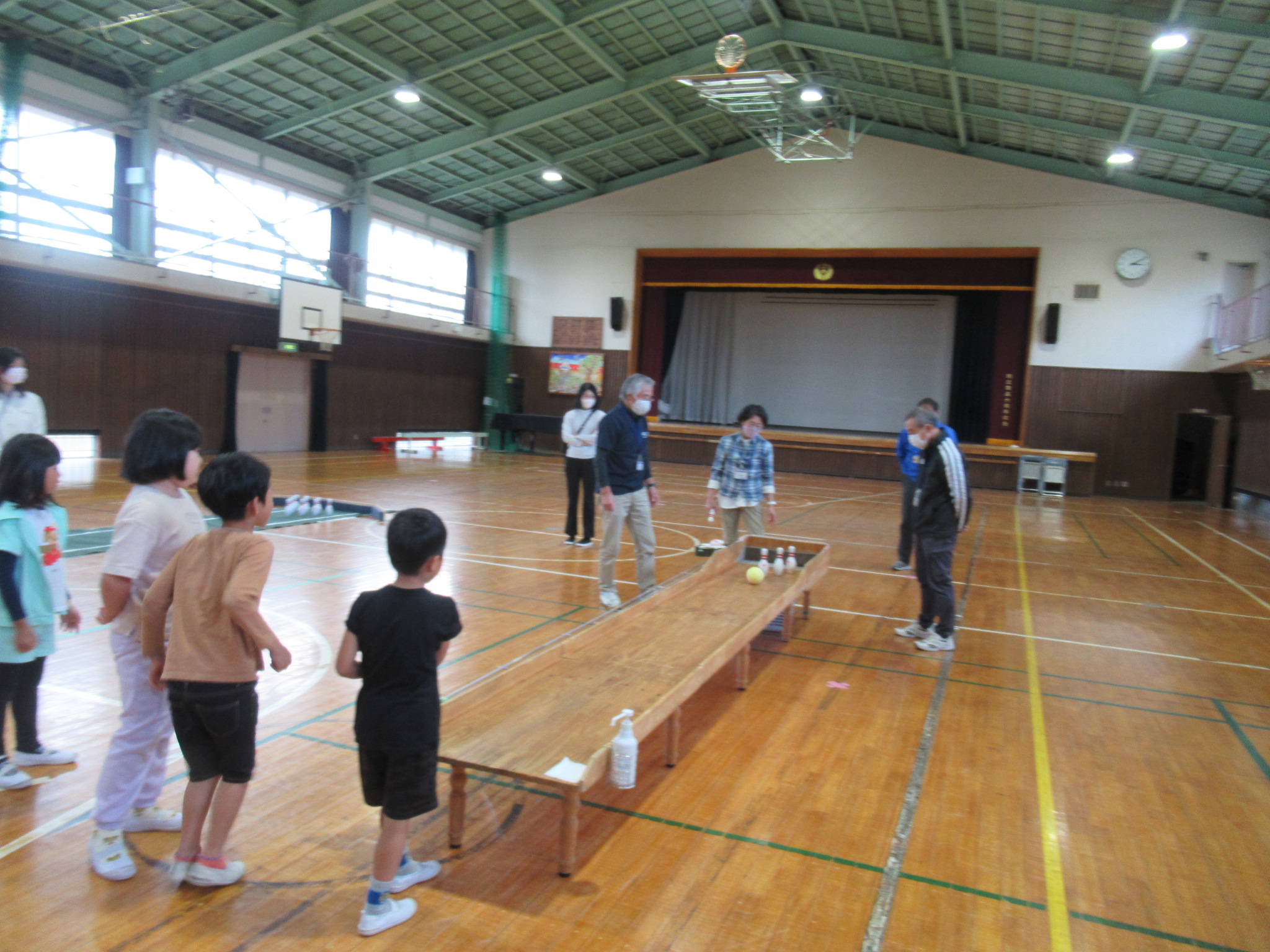 写真：かみ放課後子ども教室風（よさこいとカンフー体操）