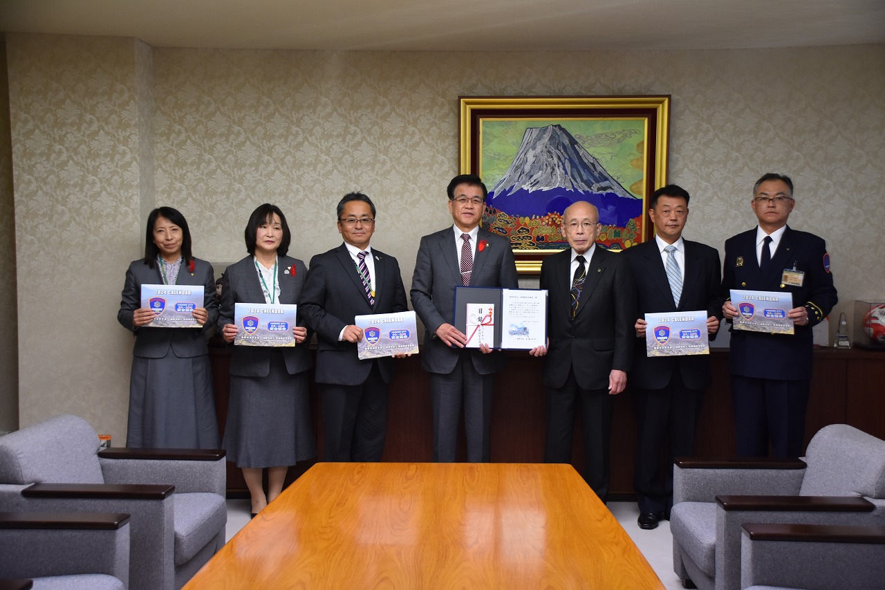 秦野市防火・危険物安全協会・田村会長らから消防カレンダーの寄贈