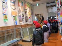 西中学校区展示を見る様子