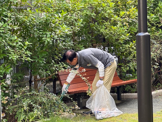駅をみんなでピカピカ運動ゴミ拾い写真