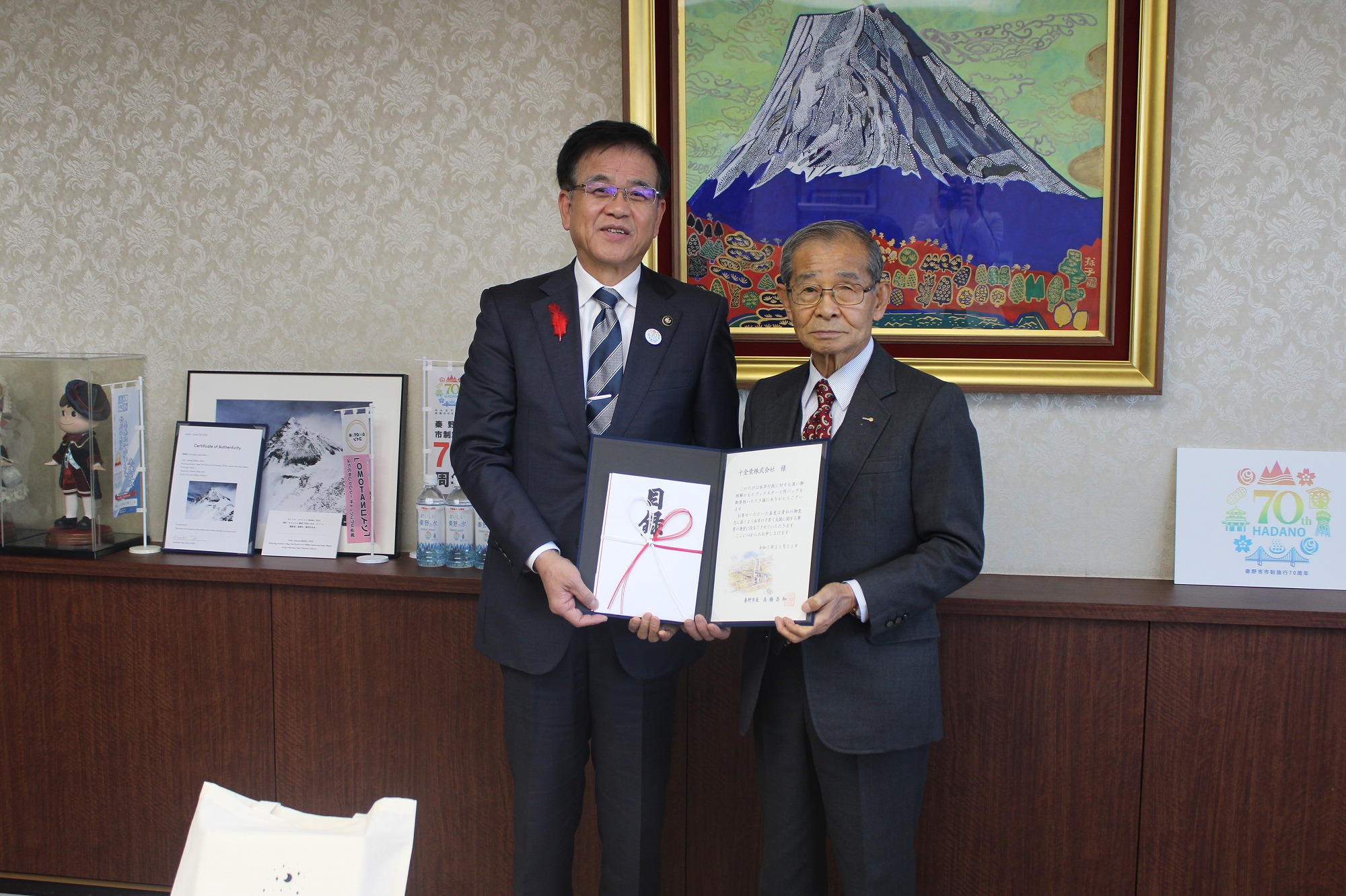 十全堂株式会社からブックスタート用コットンバッグの寄贈